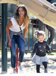 Jessica Alba - Jessica and her family spent a day in Coldwater Park in Los Angeles (2015.02.08.) (196xHQ) 00w5df8l