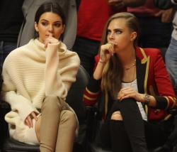 Cara Delavingne, Kendall Jenner and Khloe Kardashian - At the Basketball game, 7 января 2015 (23xHQ) 07Aju79v