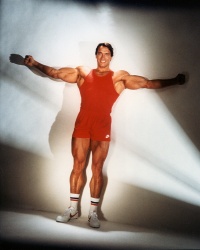 Arnold Schwarzenegger - Arnold Schwarzenegger - Harry Langdon Portraits (Los Angeles, June 13, 1985) - 14xHQ 08LQUdH7