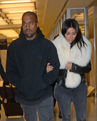Kanye West - Kim Kardashian и Kanye West - Arriving at JFK airport in New York, 7 января 2015 (63xHQ) 0QsP4da2