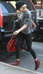 Sienna Miller - walking to a building in Midtown, New York, 15 января 2015 (39xHQ) 0hlvgs7j