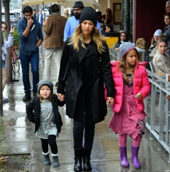 Jessica Alba - Shopping with her daughters in Los Angeles, 10 января 2015 (89xHQ) 12QHV2di
