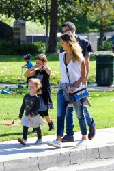 Jessica Alba - Jessica and her family spent a day in Coldwater Park in Los Angeles (2015.02.08.) (196xHQ) 1l9kX72m
