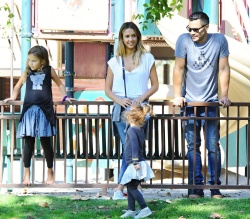 Jessica Alba - Jessica and her family spent a day in Coldwater Park in Los Angeles (2015.02.08.) (196xHQ) 1n9D1ilC