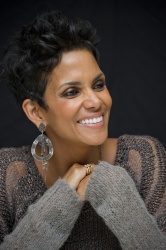 Halle Berry - Cloud Atlas press conference portraits by Magnus Sundholm (Beverly Hills, October 13, 2012) - 17xHQ 1xYUzpZ5