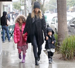 Jessica Alba - Shopping with her daughters in Los Angeles, 10 января 2015 (89xHQ) 2w4K3Agh