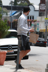 Robert Pattinson - grabs a healthy lunch from organic eatery, T Cafe Organic - June 5, 2015 - 13xHQ 2wfKJ9R4