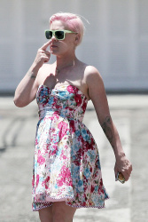 Pink - Picks up food at a local dinner in Los Angeles, 20 июля 2012 (16xHQ) 2z1xmooB