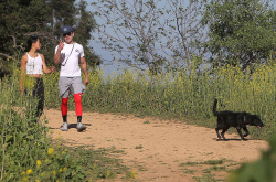 Zac Efron & Sami Miró - take a hike in Griffith Park,Los Angeles 2015.03.08 - 29xHQ 3BbjyZx5