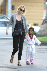 Charlize Theron - Shopping at Bristol Farms in LA - February 25, 2015 (12xHQ) 3uEutRYD