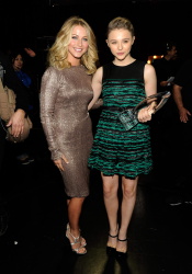 Chloe Moretz - 2012 People's Choice Awards at the Nokia Theatre (Los Angeles, January 11, 2012) - 335xHQ 4IOfUyrn