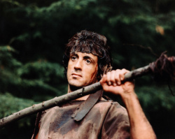 Sylvester Stallone - Промо стиль и постер к фильму "Rambo: First Blood (Рэмбо: Первая кровь)", 1982 (27хHQ) 4e0RpBUD