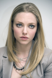 Amanda Seyfried - Gone press conference portraits by Vera Anderson (Beverly Hills, February 10, 2012) - 8xHQ 4tixPQLg