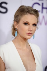 Taylor Swift - 2013 People's Choice Awards at the Nokia Theatre in Los Angeles, California - January 9, 2013 - 247xHQ 5b91NdIa