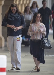 Holly Marie Combs - со своим бойфрэндом Josh Cocktail stroll around Adelaide, 2 апреля 2014 (26xHQ) 5tketpUB