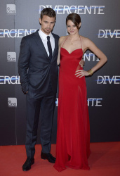 Shailene Woodley, Theo James - на премьере фильма 'Divergent' at Callao Cinema, Мадрид, 3 апреля 2014 (302xHQ) 68mgv4gC