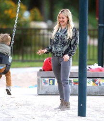 Hilary Duff - at Coldwater Canyon Park in Beverly Hills, 23 января 2015 (30xHQ) 6GlVffak