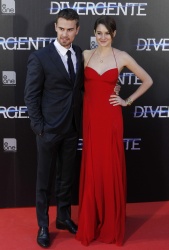 Shailene Woodley, Theo James - на премьере фильма 'Divergent' at Callao Cinema, Мадрид, 3 апреля 2014 (302xHQ) 6v8aIva3