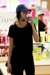 Kendall Jenner - Shopping with a friend in Los Angeles, February 5, 2015 (12xHQ) 77bIs553