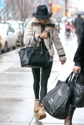 Sienna Miller - wears a fedora hat and carries her Prada bag while arriving at her hotel in New York City, 12 января 2015 (11xHQ) 7Lo2Euct