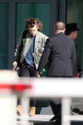 Harry Styles - Leaving Heathrow Airport in London, England - March 3, 2015 - 12xHQ 7Mk6kUw0