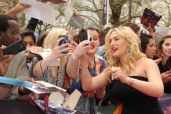 Theo James - Shailene Woodley, Kate Winslet, Theo James - на премьере фильма 'Divergent' at Odeon Leicester Square, Лондон, 30 марта 2014 (918xHQ) 7jgcSOXN
