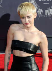 Miley Cyrus - 2014 MTV Video Music Awards in Los Angeles, August 24, 2014 - 350xHQ 8LZxHQqf