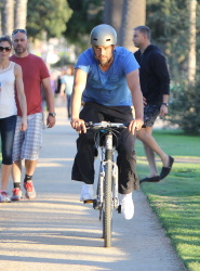 Josh Duhamel - took his son Axl for a bike ride in Santa Monica - March 7, 2015 - 32xHQ 8WWjfxeg