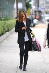 Jessica Alba - Christmas shopping with her mother in Los Angeles, 23 декабря 2010 (27xHQ) 8nAJ95ik