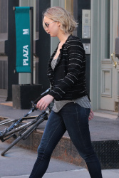 Jennifer Lawrence - Нью-Йорк, 4 апреля 2015 (27xHQ) 92zuiRyr