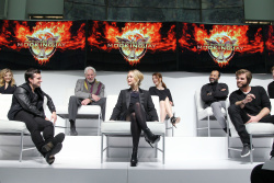 Jennifer Lawrence, Liam Hemsworth, Josh Hutcherson - 'The Hunger Games: Mockingjay - Part 1' Press Conference at Park Hyatt Hotel, Нью-Йорк, 15 ноября 2014 (27xHQ) 9bTKFHrk