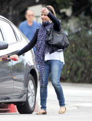 Sarah Michelle Gellar - out and about in Brentwood, 30 января 2015 (28xHQ) 9oV4wBug