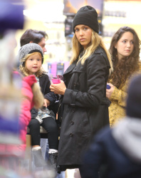 Jessica Alba - Shopping with her daughters in Los Angeles, 10 января 2015 (89xHQ) 9wJpd4nt