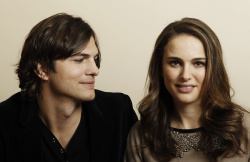 Ashton Kutcher - Natalie Portman, Ashton Kutcher - постеры и промо стиль к фильму "No Strings Attached (Больше чем секс)", 2010 (27xHQ) AMa1FLMH