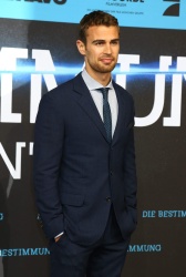 Theo James - на премьере фильма 'Divergent' at Sony Centre, Берлин, 1 апреля 2014 (129xHQ) AZu3E3bX