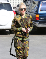 Gwen Stefani - Out and about in LA, 19 января 2015 (24xHQ) AaWlH5QZ