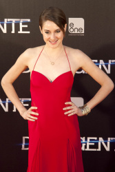 Shailene Woodley, Theo James - на премьере фильма 'Divergent' at Callao Cinema, Мадрид, 3 апреля 2014 (302xHQ) AgHnNv8V