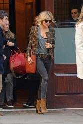 Sienna Miller - is seen leaving her hotel and heading to a business meeting in New York City, 12 января 2015 (21xHQ) AyDpBSJ6