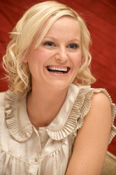 Amy Poehler - Baby Mama press conference portraits by Vera Anderson (April 14, 2008) - 10xHQ AyuQmliE