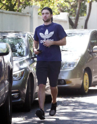 Robert Pattinson - is spotted leaving a friend's house in Los Angeles, California on March 20, 2015 - 15xHQ B6yooXjp
