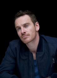 Michael Fassbender - X- Men: Days of Future Past press conference portraits by Magnus Sundholm (New York, May 9, 2014) - 25xHQ BFPnopkx