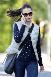 Jordana Brewster - Out and about in Brentwood, 3 января 2015 (10xHQ) BHytDSSk