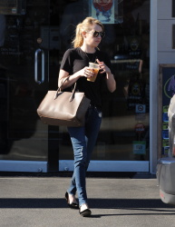 Emma Roberts - Out and about in LA, 5 января 2015 (11xHQ) BQn3BNgY