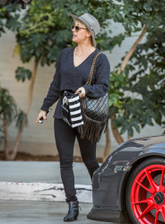 Kaley Cuoco - Out and about LA, 3 января 2015 (17xHQ) Bya0k7wp