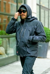 Jake Gyllenhaal - Out & About In New York City 2015.06.01 - 22xHQ CMW4RFKq