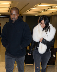 Kanye West - Kim Kardashian и Kanye West - Arriving at JFK airport in New York, 7 января 2015 (63xHQ) Cfze0FnG
