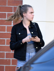 Cara Delevingne - Out and about in Los Angeles, 6 января 2015 (24xHQ) DLCiRuGd
