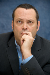 Vince Vaughn - Couples Retreat press conference portraits by Vera Anderson (Los Angeles, September 23, 2009) - 4xHQ DfuPWRR0
