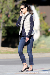 Jordana Brewster - Out and about in Brentwood, 3 января 2015 (10xHQ) DufnJ8qF
