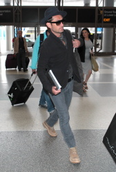 Jude Law - Jude Law - Arriving at LAX - April 24, 2015 - 23xHQ EKFShHVA